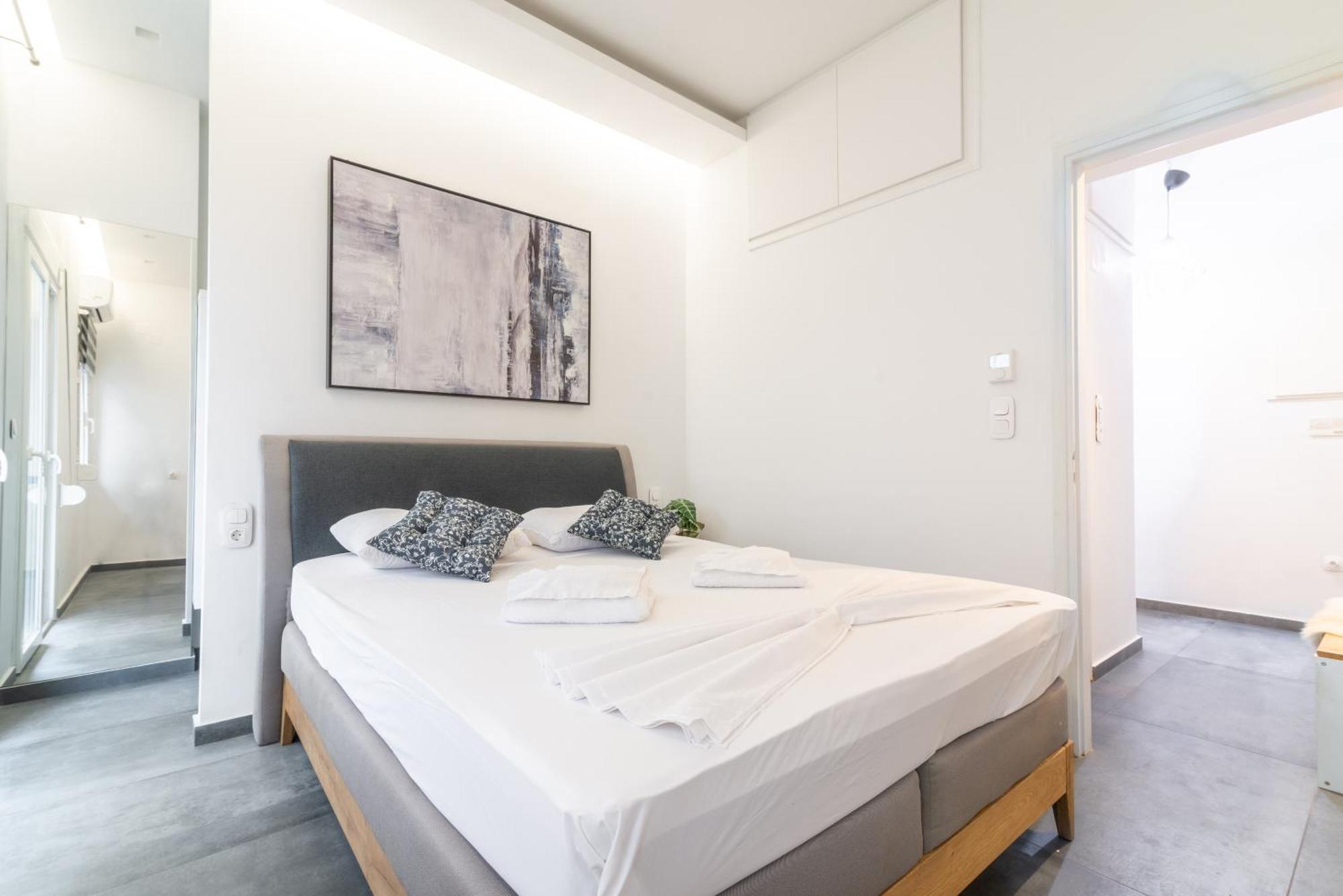 Misty Grey Apartment Near City Centre Ираклион Экстерьер фото